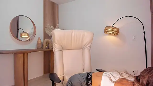 wandathompson  online show from March 28, 2026, 10:05 am