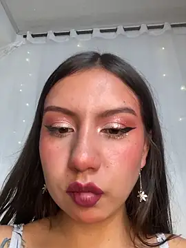 Snapshot of Cinnamon_Meow chatting on November 18, 2025, 9:40 pm Cinnamon Meow online show from November 18, 2025, 9:40 pm