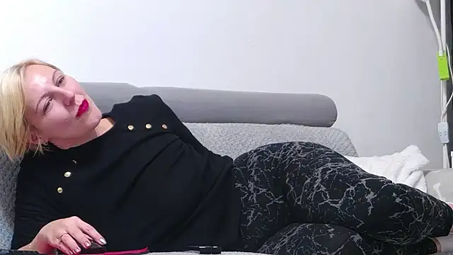 Snapshot of elsiemacks chatting on November 19, 2025, 8:31 pm elsiemacks online show from November 19, 2025, 8:31 pm