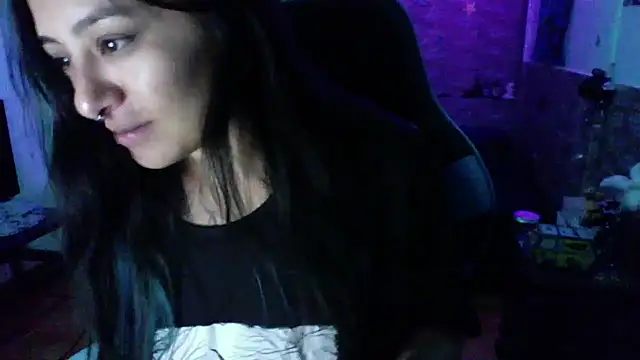 Snapshot of AngelaQueen_ chatting on October 15, 2025, 6:05 pm AngelaQueen online show from October 15, 2025, 6:05 pm