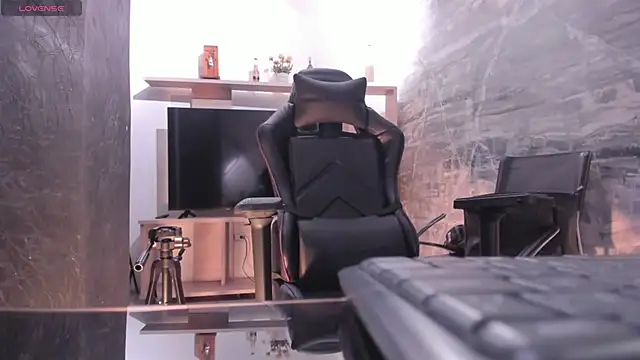 Snapshot of LunaBaker-1 chatting on November 28, 2025, 8:09 pm LunaBaker-1 online show from November 28, 2025, 8:09 pm