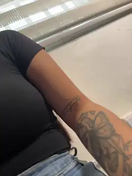 Snapshot of LunaBaker-1 chatting on November 17, 2025, 8:35 pm LunaBaker-1 online show from November 17, 2025, 8:35 pm