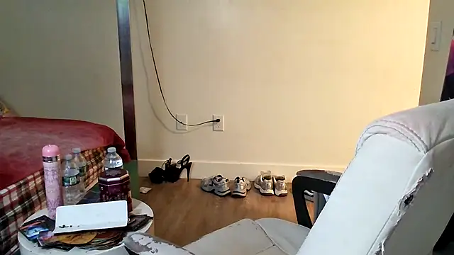 Snapshot of YasmineMinaj chatting on November 19, 2025, 12:43 am YasmineMinaj online show from November 19, 2025, 12:43 am