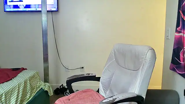 Snapshot of YasmineMinaj chatting on November 16, 2025, 10:13 pm YasmineMinaj online show from November 16, 2025, 10:13 pm