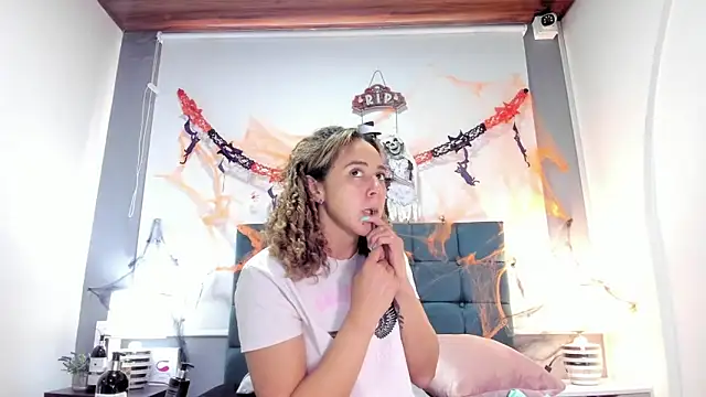 charlott lens online show from October 24, 2025, 5:45 pm