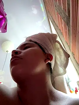 moncerrat luna online show from December 15, 2025, 4:57 pm