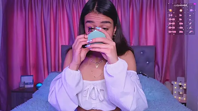 Emiily Scott1 online show from December 5, 2025, 2:48 pm