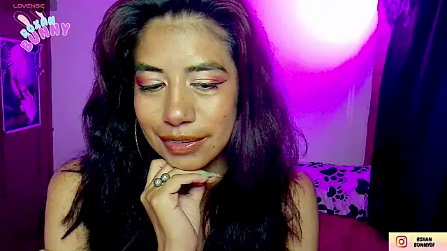 Snapshot of Roxanbunny1 chatting on November 23, 2025, 8:35 am Roxanbunny1 online show from November 23, 2025, 8:35 am