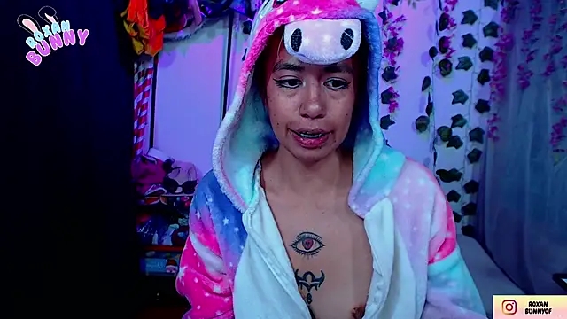 Snapshot of Roxanbunny1 chatting on September 15, 2025, 2:45 am Roxanbunny1 online show from September 15, 2025, 2:45 am
