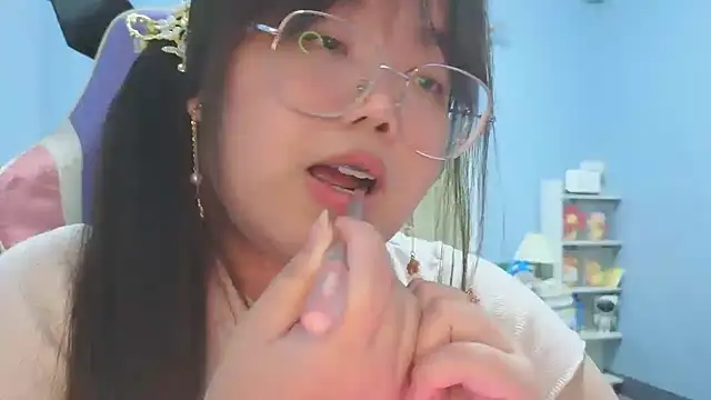 ANNELIESE  online show from September 20, 2025, 4:01 pm