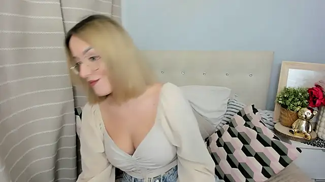 MollyFlowers online show from March 4, 2026, 8:05 pm