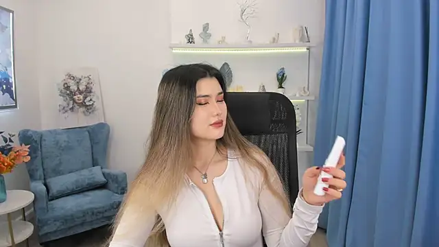 AnneTLi online show from November 14, 2025, 3:32 am