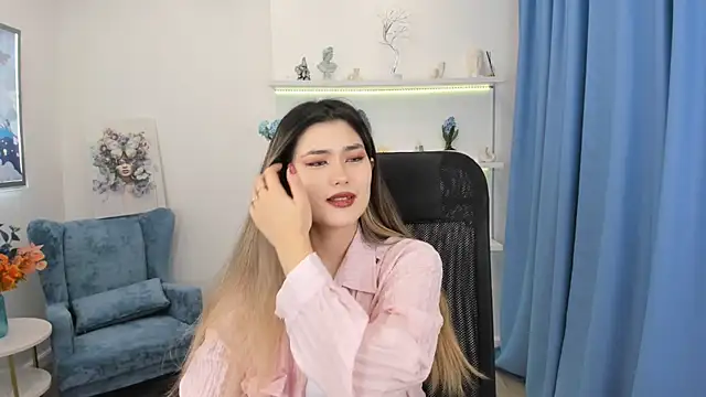 AnneTLi online show from November 13, 2025, 3:21 am