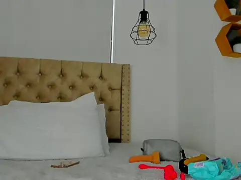 KeryHillson online show from October 2, 2025, 12:30 pm