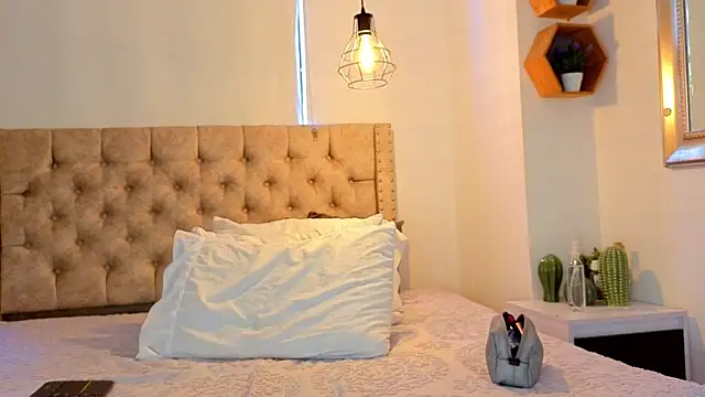 KeryHillson online show from April 9, 2026, 2:12 pm