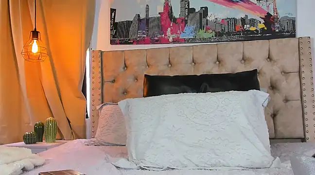 KeryHillson online show from March 11, 2025, 12:28 pm