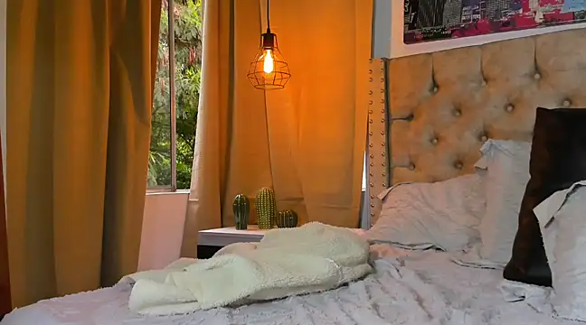 KeryHillson online show from March 4, 2025, 6:50 pm