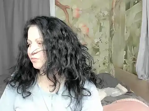 Snapshot of Lillian2 chatting on February 10, 2026, 11:42 am Lillian2 online show from February 10, 2026, 11:42 am