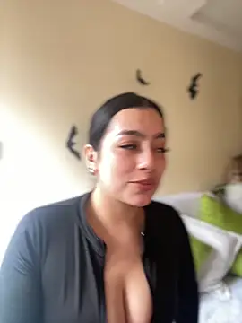 Nicollemays online show from October 27, 2025, 3:02 pm