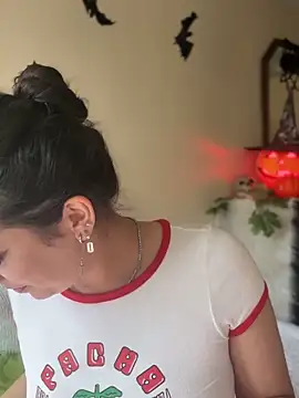 Nicollemays online show from October 21, 2025, 2:16 pm