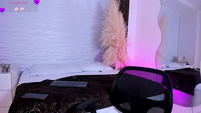 CamileHolmes online show from April 7, 2026, 5:20 am