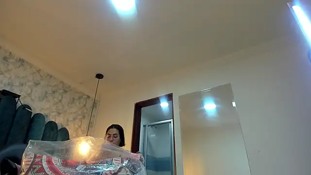 nalalye cruzz  online show from April 18, 2026, 3:20 am