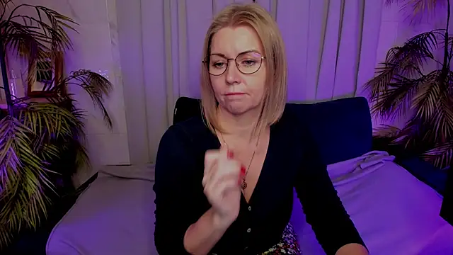 Snapshot of Annie_Light chatting on November 10, 2025, 5:45 am Annie Light online show from November 10, 2025, 5:45 am