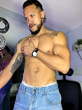 ARON TAYLER01 online show from December 17, 2025, 7:02 am