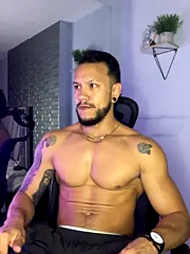 ARON TAYLER01 online show from November 19, 2025, 10:37 am