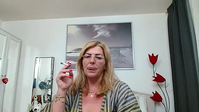 Snapshot of YulliaMilf chatting on November 12, 2025, 6:45 pm YulliaMilf online show from November 12, 2025, 6:45 pm