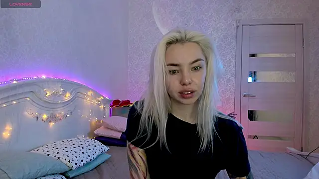 LillyMoure  online show from October 6, 2025, 11:16 pm