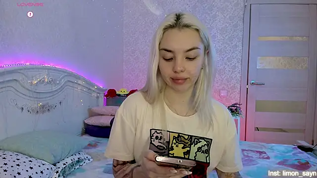 LillyMoure  online show from October 16, 2025, 11:24 pm