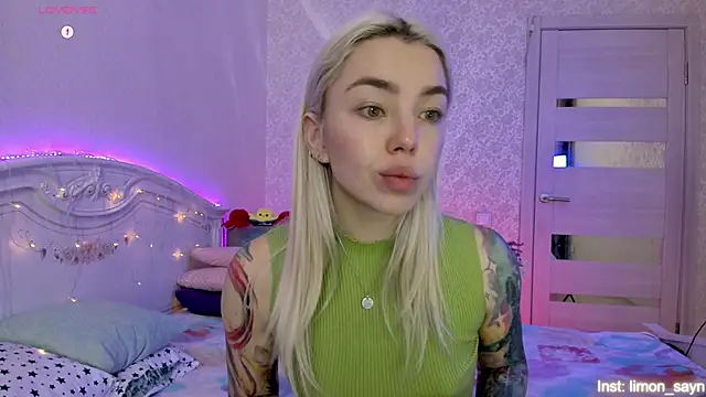 LillyMoure  online show from October 17, 2025, 11:28 pm