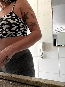 Snapshot of Gipoltergeist chatting on November 5, 2025, 12:30 pm Gipoltergeist online show from November 5, 2025, 12:30 pm