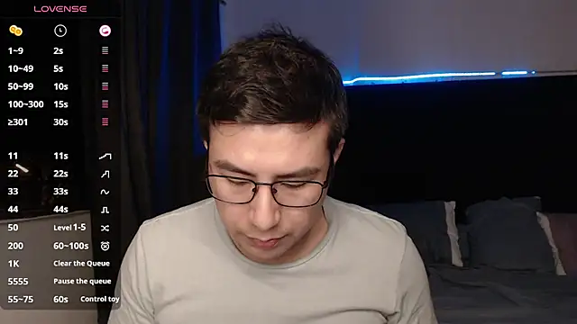 andrewmhilton  online show from November 26, 2025, 4:12 am