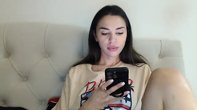 Snapshot of Mika_Gold chatting on November 6, 2025, 2:32 pm Mika Gold online show from November 6, 2025, 2:32 pm