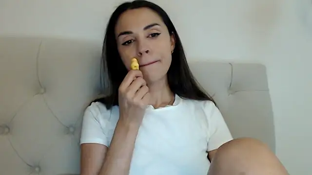 Snapshot of Mika_Gold chatting on October 28, 2025, 7:57 pm Mika Gold online show from October 28, 2025, 7:57 pm