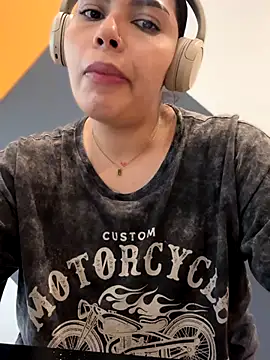 Snapshot of GigiiStone chatting on November 7, 2025, 2:10 pm GigiiStone online show from November 7, 2025, 2:10 pm