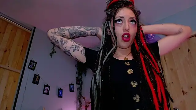 VickyJackson  online show from December 4, 2025, 5:56 pm