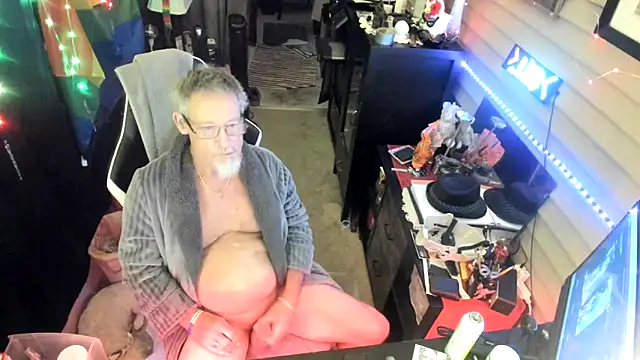 Snapshot of Daddysthick chatting on November 1, 2025, 5:36 am Daddysthick online show from November 1, 2025, 5:36 am