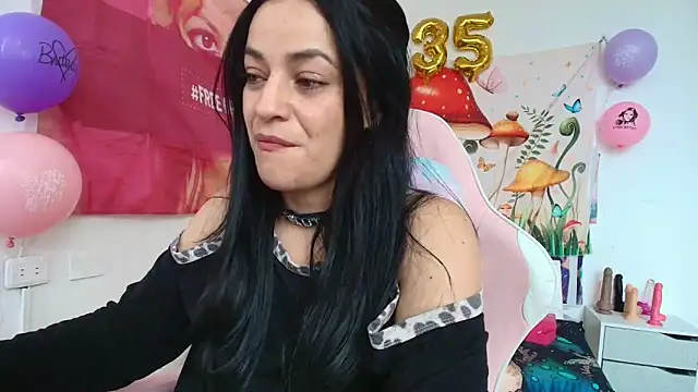 Snapshot of LovelyAzucena chatting on May 6, 2026, 3:05 pm LovelyAzucena online show from May 6, 2026, 3:05 pm