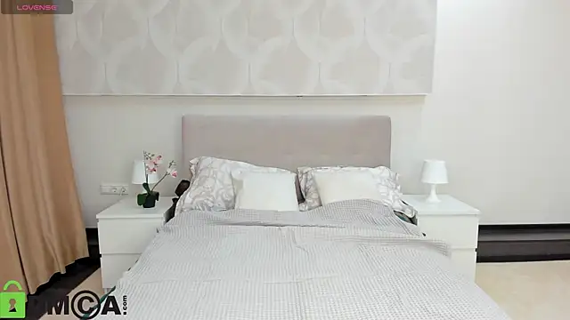 Donna Evans online show from November 11, 2025, 11:53 pm