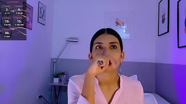 littlee emilyy  online show from April 12, 2026, 1:03 pm