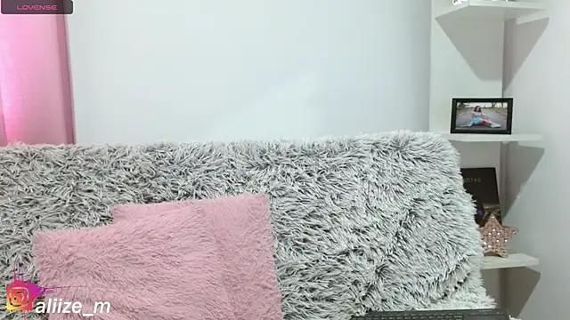 aliicee m online show from October 7, 2025, 5:58 pm