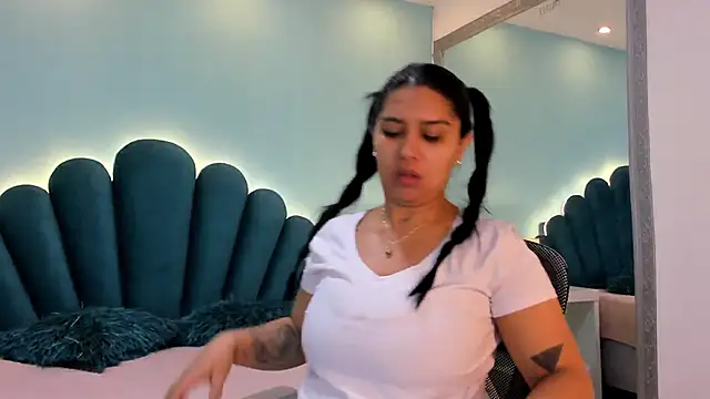 Snapshot of sharlott18 chatting on December 4, 2025, 12:26 pm sharlott18 online show from December 4, 2025, 12:26 pm