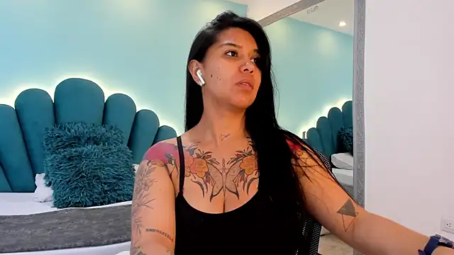 sharlott18 online show from March 3, 2026, 3:19 pm