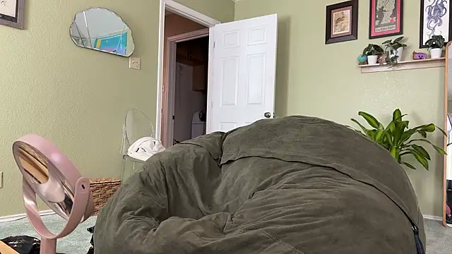 Snapshot of Linzy_19 chatting on February 23, 2026, 5:35 pm Linzy 19 online show from February 23, 2026, 5:35 pm