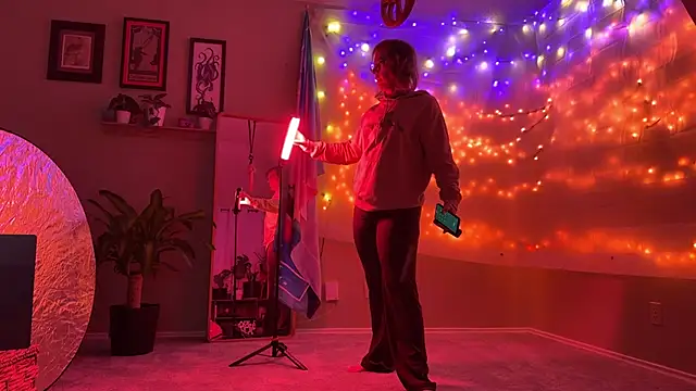 Snapshot of Linzy_19 chatting on February 24, 2026, 5:41 am Linzy 19 online show from February 24, 2026, 5:41 am