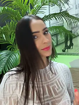 Snapshot of Mau_White chatting on December 17, 2025, 10:48 pm Mau White online show from December 17, 2025, 10:48 pm