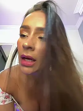 Snapshot of Mau_White chatting on February 24, 2025, 9:41 pm Mau White online show from February 24, 2025, 9:41 pm